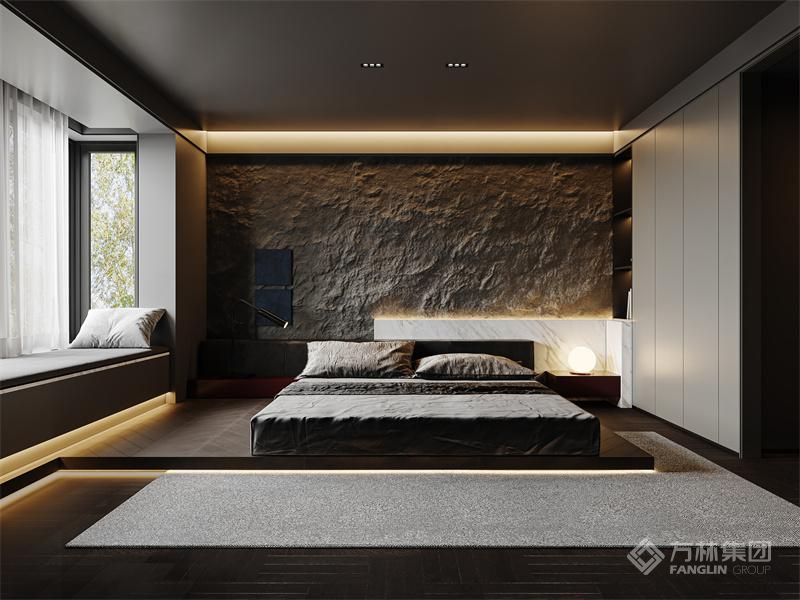 主卧风格简约，床头背板和床头柜搭配洞石灯具提升空间质感。