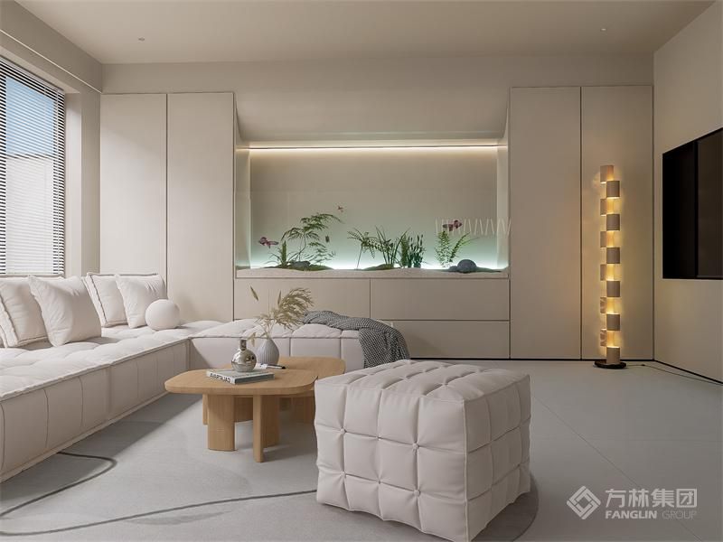 客厅采用奶白色系，搭配浅色系的软装，让空间更加通透、轻快。创造出一种温馨而放松的氛围。色彩方面倾向于使用温和的、柔和的色调，使空间看起来更为明亮和宽敞。
