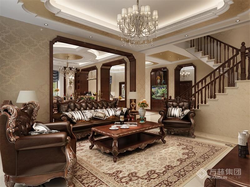 客厅里，华丽的吊灯散发着温暖的光，精美的壁纸和华丽的地毯相得益彰，沙发和座椅尽显欧式的优雅与舒适。