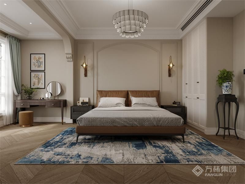 主卧以米白色为主，床品和窗帘等软装饰用色简洁清新。古朴的家具与现代设计相融合，展现出美式韵味。简洁的布局与流畅的线条提升空间感，并利用灯光营造出温馨宁静的氛围。