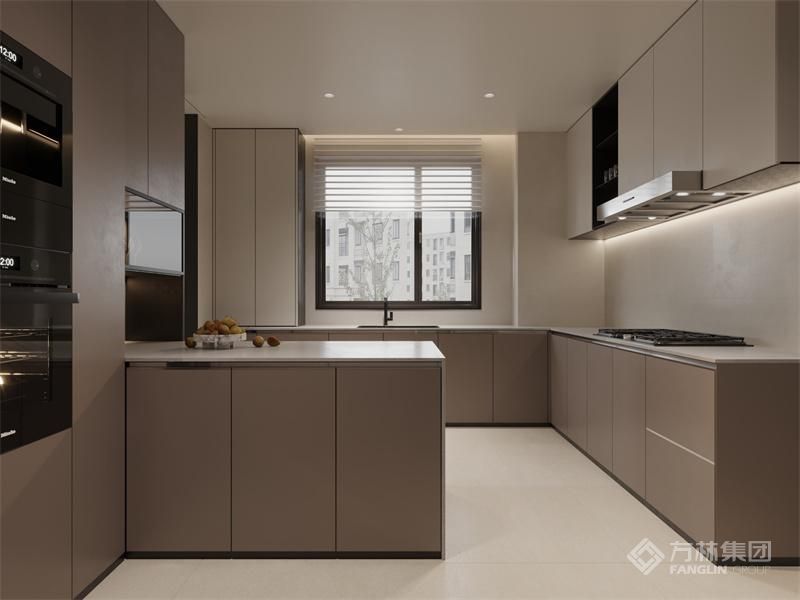 厨房作为家中最实用的空间之一，在设计时兼顾实用性和美观性。整体选择木色橱柜点缀线性灯带、搭配浅色墙地砖，整体空间更加柔和，