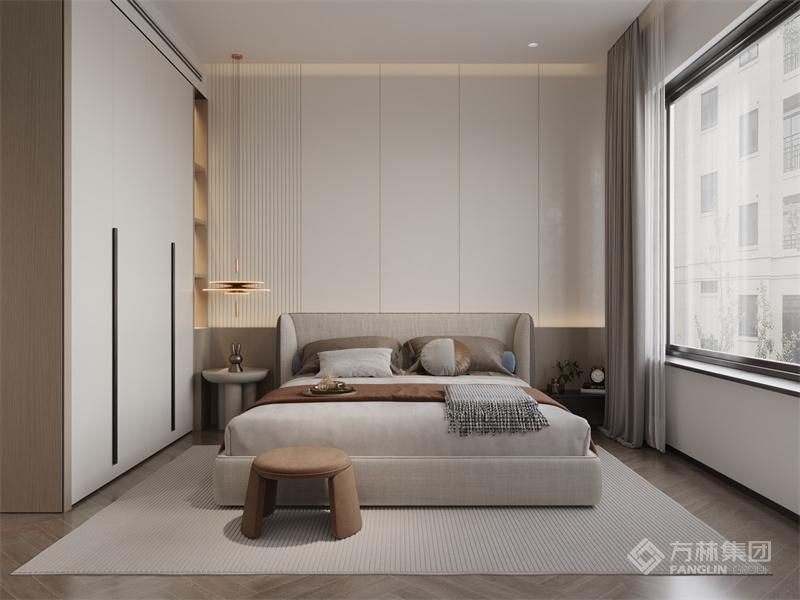 床头墙面大面积的墙板设计、呈现出更开阔的空间意境，增强美感；顶天立地的白色衣柜设计不留缝隙、实用且更具整体性，而且不存在落灰的问题，也能让卧室空间更加明亮、干净。
