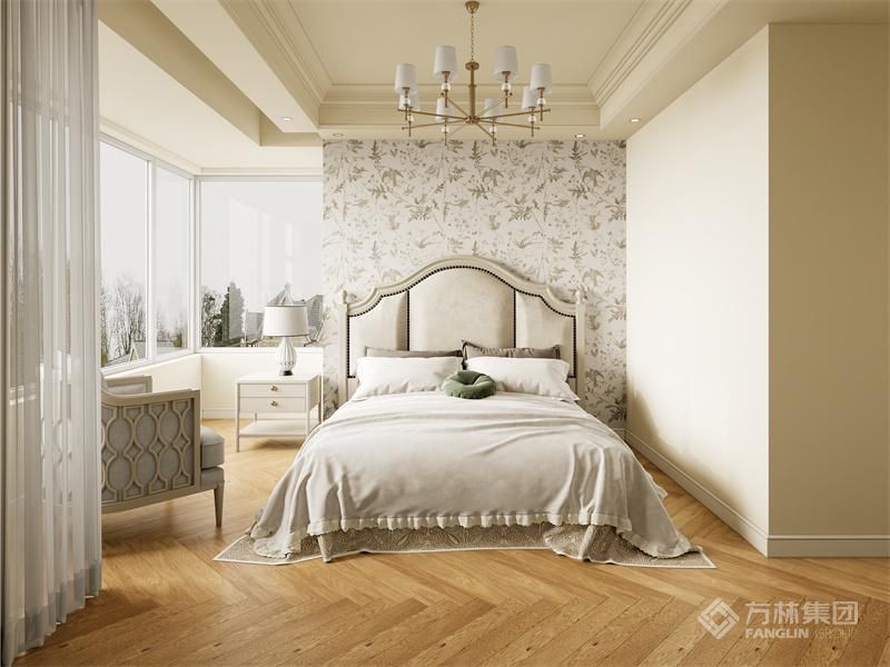 法式风格的卧室融合了法式浪漫与现代简约的设计元素，墙面采用柔和的治愈色奶油色肌底，精致角花&PU线条勾勒出优雅的背景墙