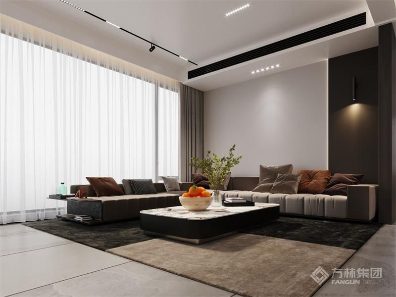 客厅中，布艺沙发柔软舒适，简约的设计中透露出丝丝中式的典雅。