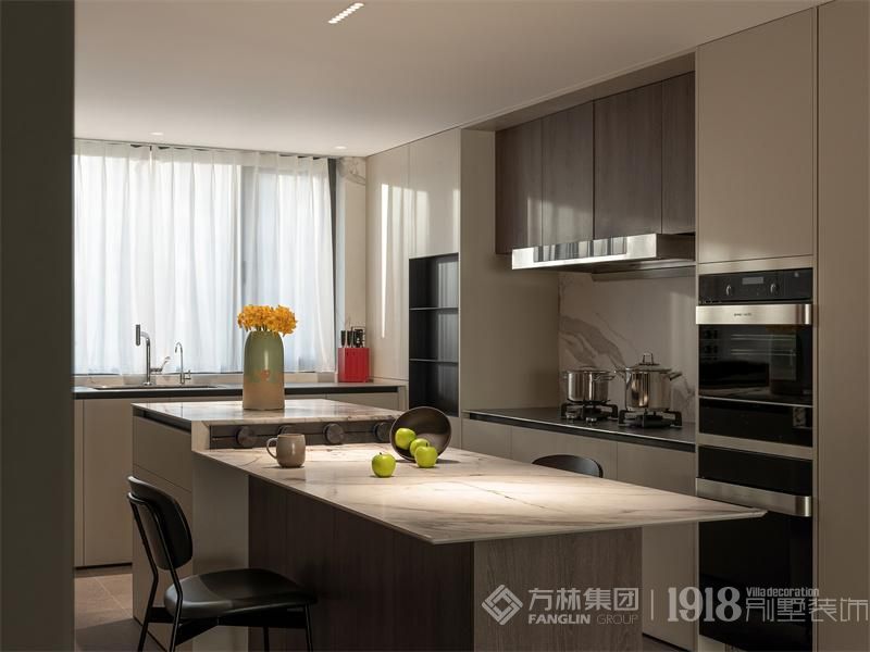厨房暖白色柜门材质与岛台理石台面相结合，使厨房空间整体利用率最大化。