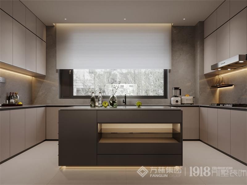 厨房作为家中使用频率较高的空间之一，在设计时兼顾实用性和美观性。灰色墙面耐脏实用，“U”型加中岛台经典橱柜布局，收纳能力满分。