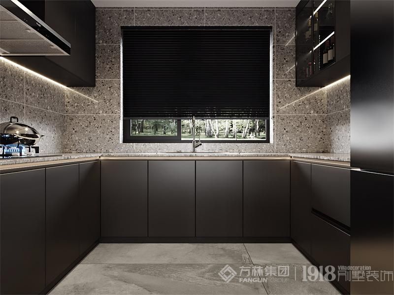 深色“U”型橱柜，采用烤漆材质，尽显沉稳与质感，给人以高端大气的印象。墙面石材的运用，不仅增加了厨房的坚固与耐用性，更营造出一种冷峻而时尚的氛围。