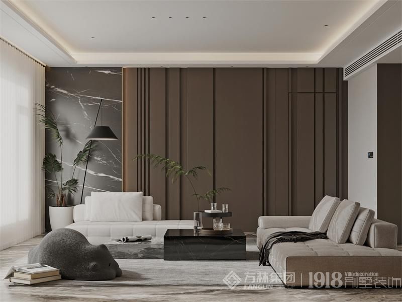 整个客厅空间采用木饰面、大理石、皮革以及金属的搭配，呈现出意式独有的轻奢品质，既奢华又不浮夸。