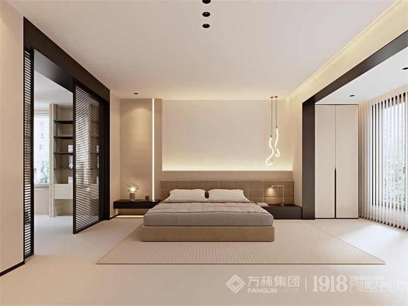 意式轻奢风的卧室设计中，用简约而不简单的美学表达，温暖的灯光与淡雅的木质地板相得益彰。
