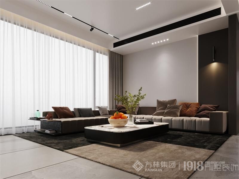 客厅中，布艺沙发柔软舒适，简约的设计中透露出丝丝中式的典雅。